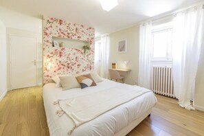 4 bedrooms, desk, iron/ironing board, WiFi