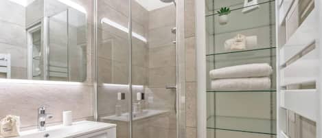 タオル、石鹸、シャンプー、トイレットペーパー