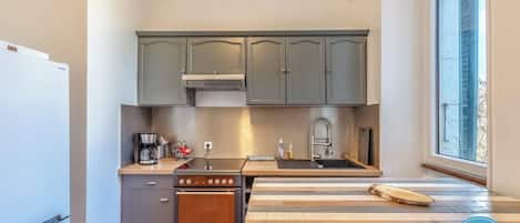 Kühlschrank, Mikrowelle, Ofen, Geschirrspüler