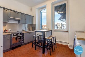 Fridge, microwave, oven, dishwasher - La Savoyarde - T2 apartment close to the lake. (Menthon-Saint-Bernard)