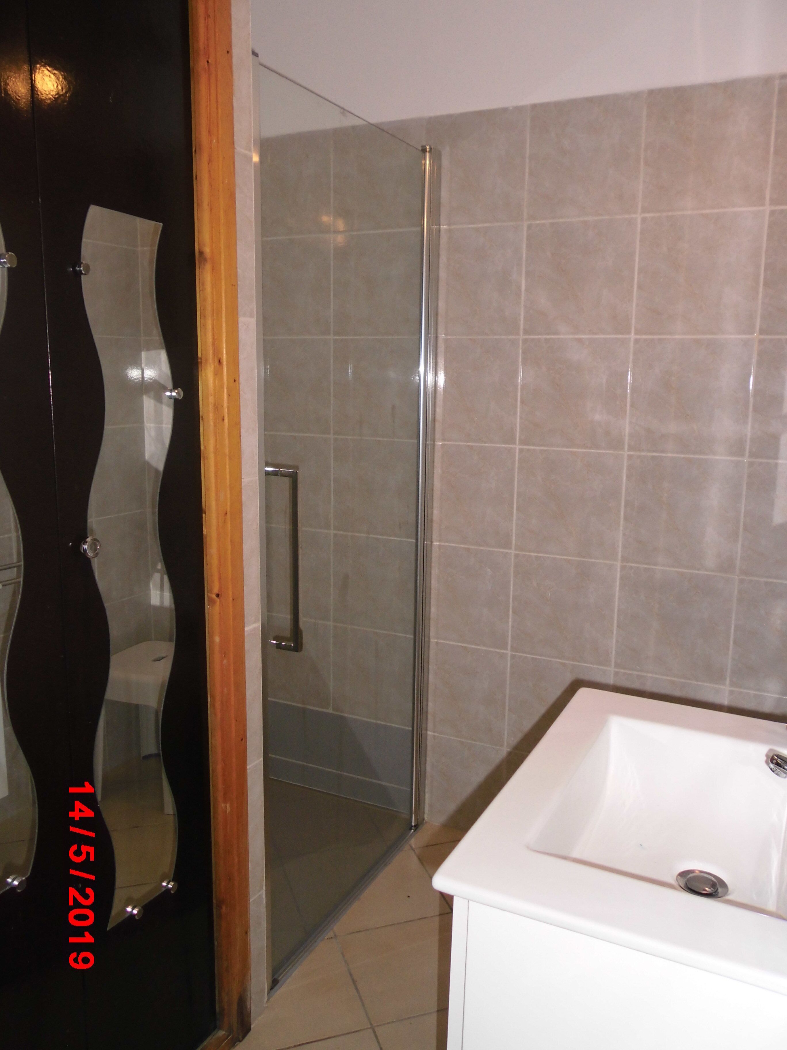 salle d'eau avec douche à l'italienne