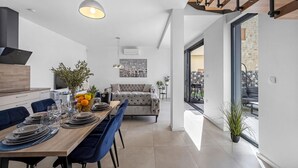 Een moderne keuken met een eethoek, een bank en uitzicht op de omgeving.