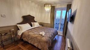 2 bedrooms, WiFi, bed sheets - 1 minute away from Colosseum with panoramic view (Roma)
