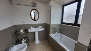 Chuveiro, secador de cabelo, bidê, toalhas de banho