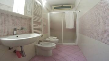 Dusche, Haartrockner, Bidet