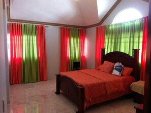 2 bedrooms, WiFi, bed sheets - Large vacation home 15 minutes from the beach. On the e (Santo Domingo)