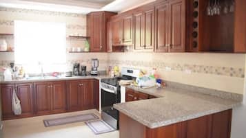 Fridge, oven, stovetop, coffee/tea maker