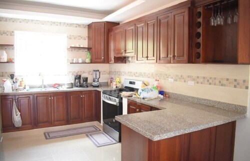 Large vacation home 15 minutes from the beach. On the e