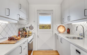 Frigorífico, placa de cocina, lavavajillas y utensilios de cocina