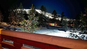 A snowy landscape with a cabin and a mountain in the background. - 4 bedroom beautiful home in Sälen (Sälen)