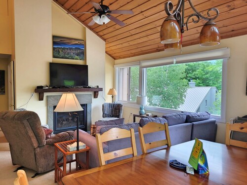 Updated, AC/FP, deck, view, swim club, near Loon, ski shuttle. V4002 by LRS