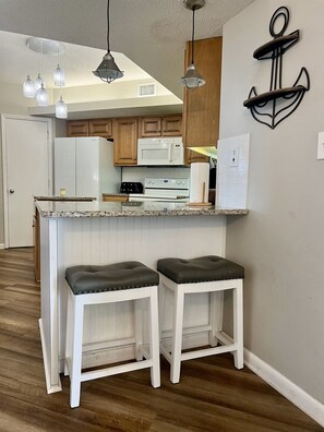 Køleskab, mikrobølgeovn, ovn, kogeplade