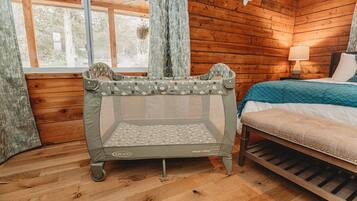 2 soverom, skrivebord, strykejern/-brett og reiseseng for barn