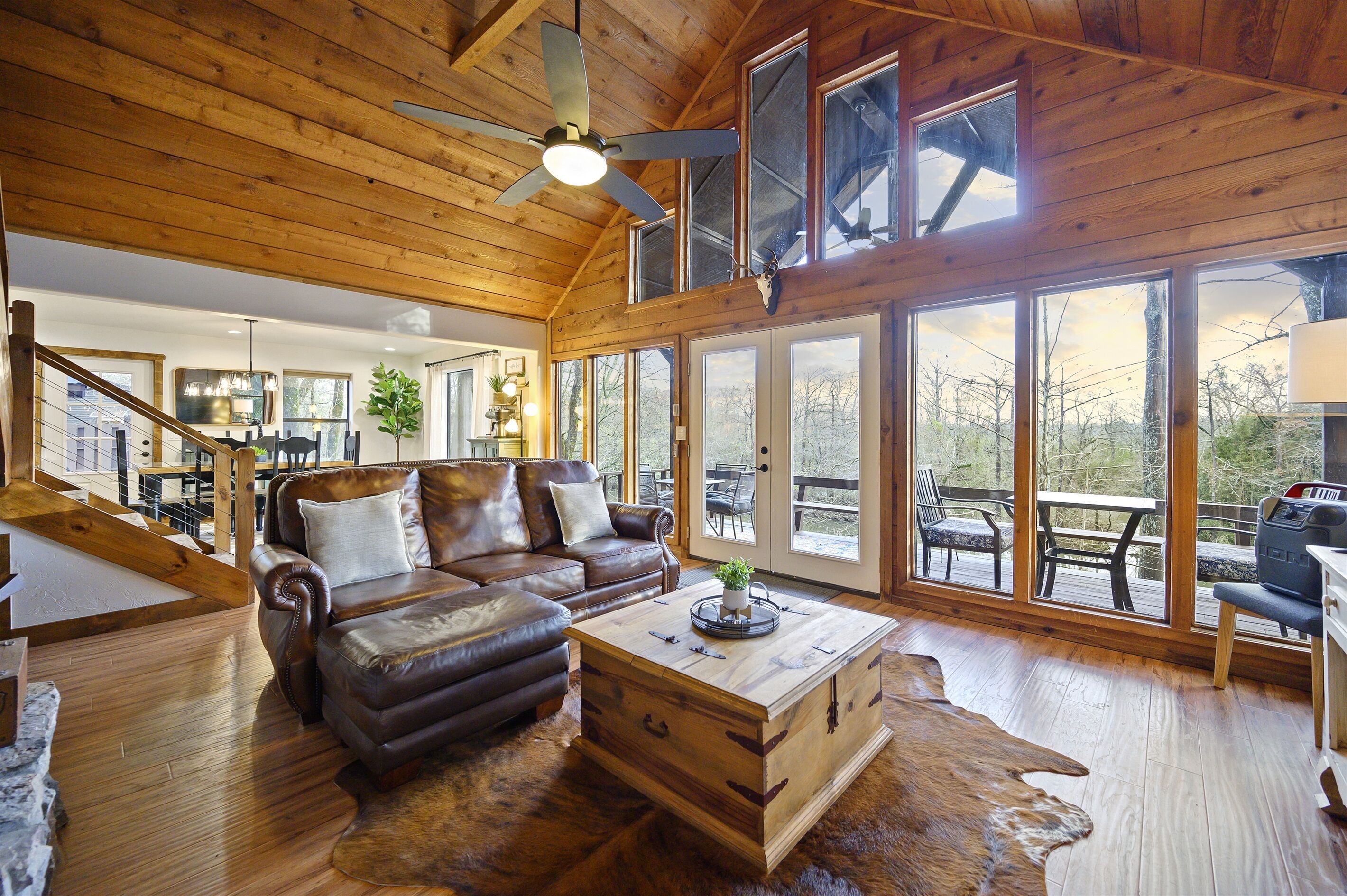 智能電視、壁爐、足球機