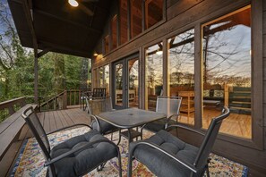 Outdoor dining - Mt Fork Riverfront Tri-Level 3 Bedroom with Hot Tub, Game Room and Kayaks (Broken Bow)