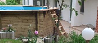 Year-round holiday home with swimming pool and whirlpool. Dogs welcome!