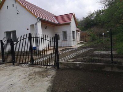 Year-round holiday home with swimming pool and whirlpool. Dogs welcome!