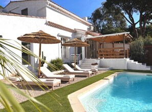 Utomhuspool och uppvärmd pool