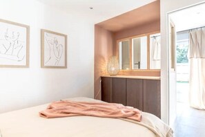 5 bedrooms, desk, iron/ironing board, travel crib