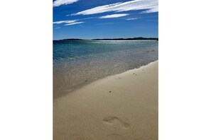 Chaises longues, serviettes de plage