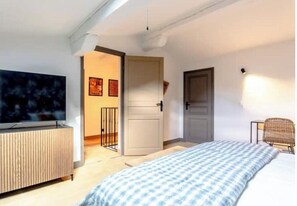 5 bedrooms, desk, iron/ironing board, travel crib