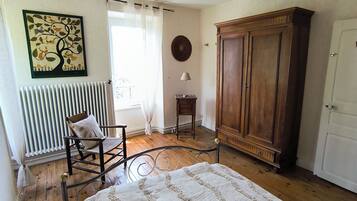 2 chambres, fer et planche à repasser, lit parapluie