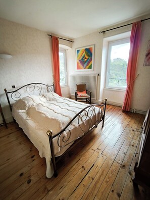 2 bedrooms, iron/ironing board, travel cot