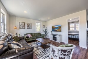 Smart TV, fireplace, ping pong, books