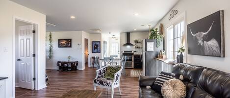 Smart TV, chimenea, tenis de mesa y libros