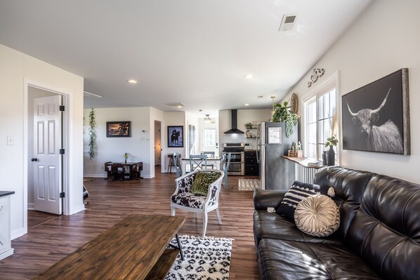 Smart-TV, Kamin, Tischtennisplatte, Bücher