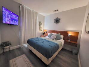 5 Schlafzimmer, Schreibtisch, Bügeleisen/Bügelbrett, WLAN