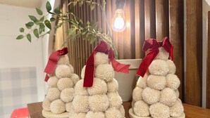 Three white fluffy Christmas trees with red ribbons on a wooden table. - Maison Yongsan Hotel (Seoul)