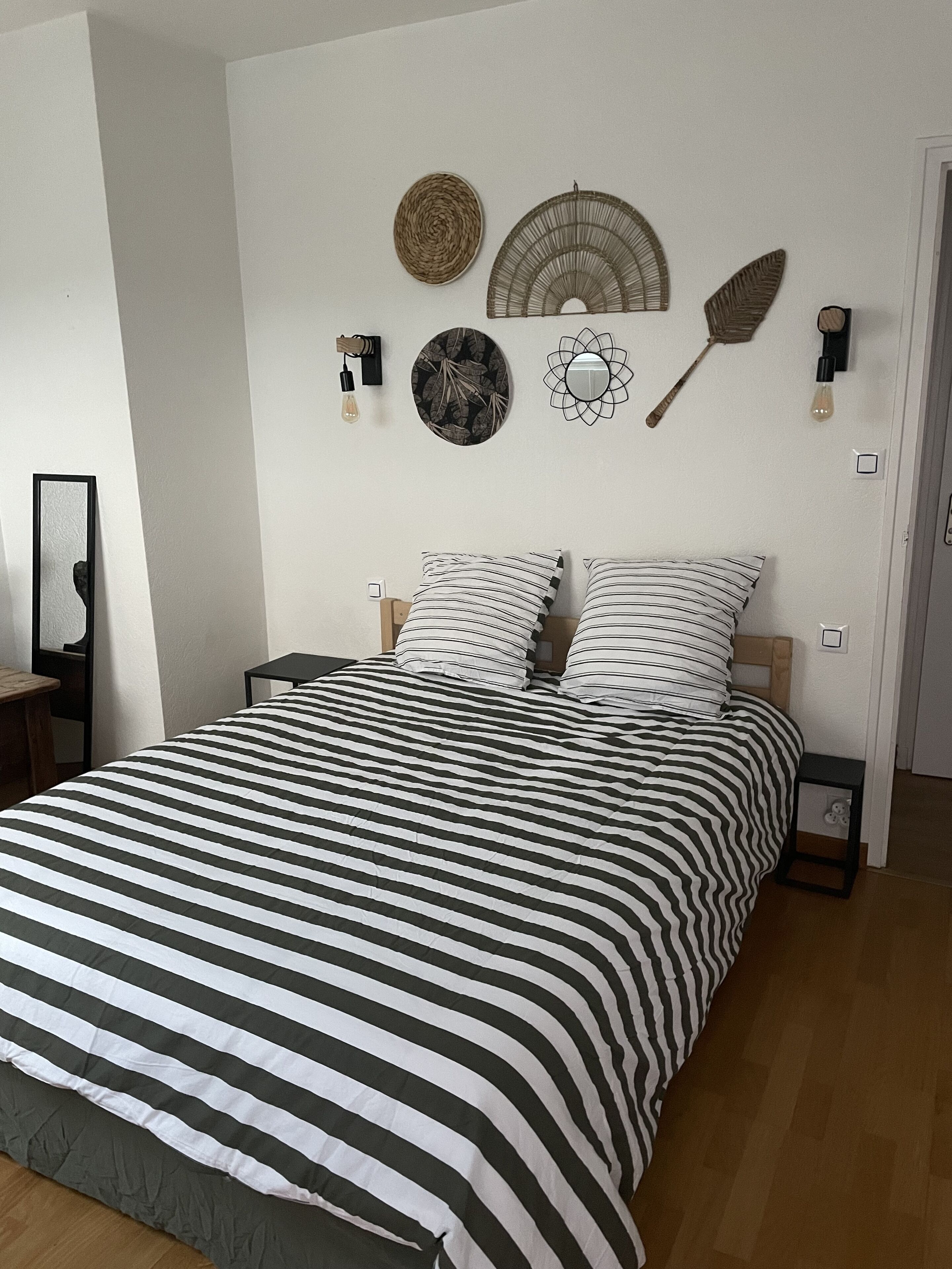 3 chambres, bureau, fer et planche à repasser, lit parapluie