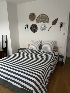 3 bedrooms, desk, iron/ironing board, travel crib