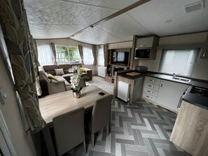 TV, fireplace - Resort based holiday home on Lake Windermere (Windermere)