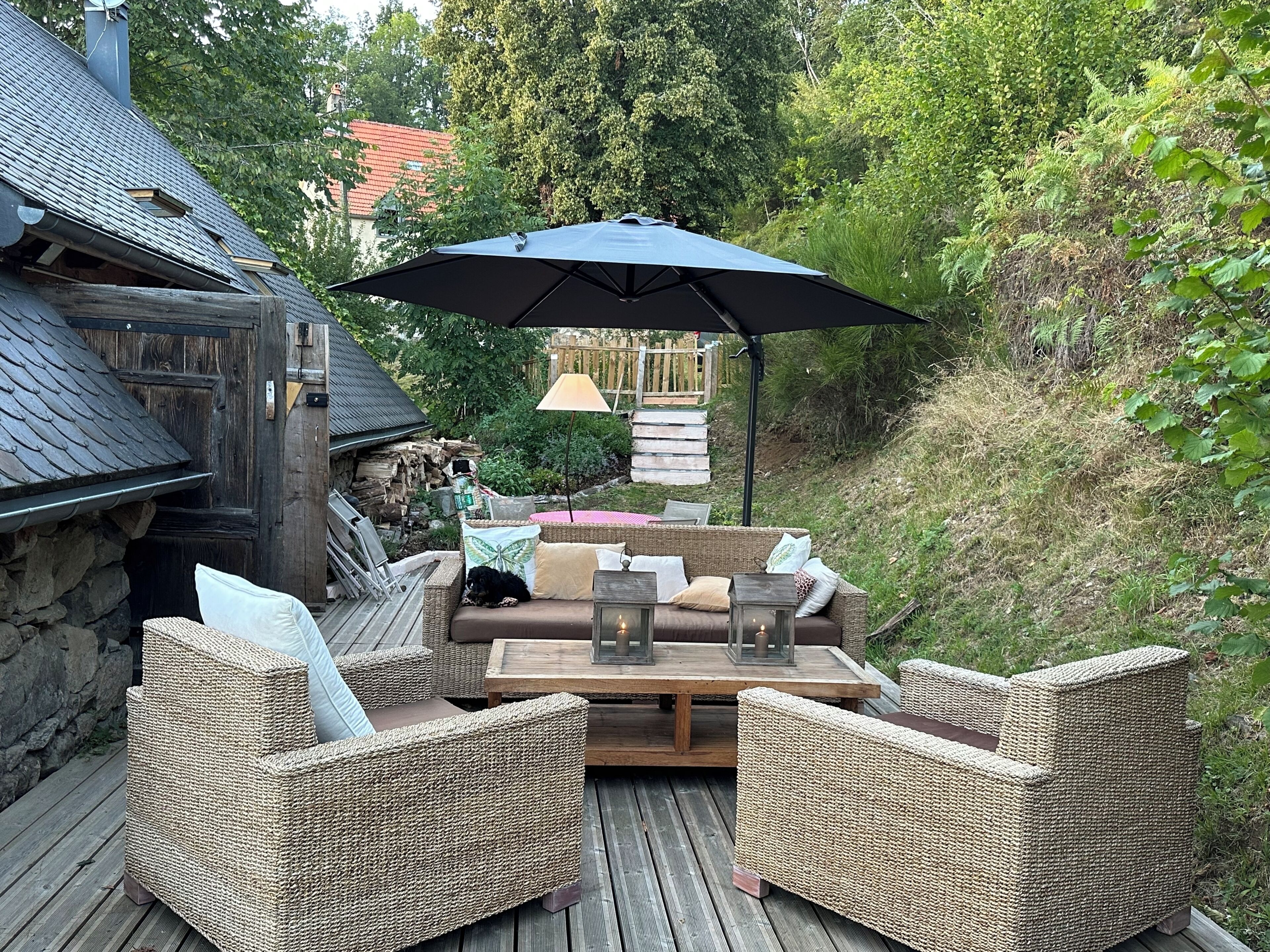 Terrasse avec salon de jardin et 2 bains soleil
