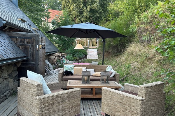 Terrasse avec salon de jardin et 2 bains soleil