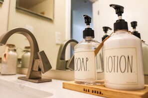 Shower, towels, soap, toilet paper - 5 minutes from Downtown Atlanta, cottage styled condo high rise! (Atlanta)