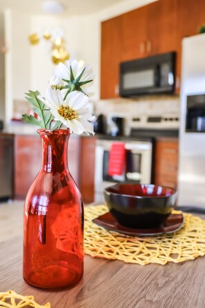 Fridge, microwave, oven, stovetop - 5 minutes from Downtown Atlanta, cottage styled condo high rise! (Atlanta)