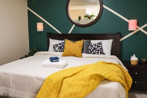 1 bedroom, iron/ironing board, WiFi, bed sheets - 5 minutes from Downtown Atlanta, cottage styled condo high rise! (Atlanta)