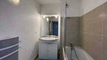 ヘアドライヤー、タオル、石鹸、シャンプー