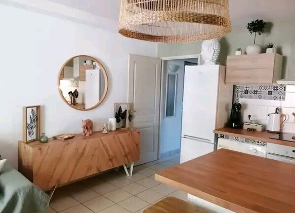 冷蔵庫、電子レンジ、オーブン、コンロ