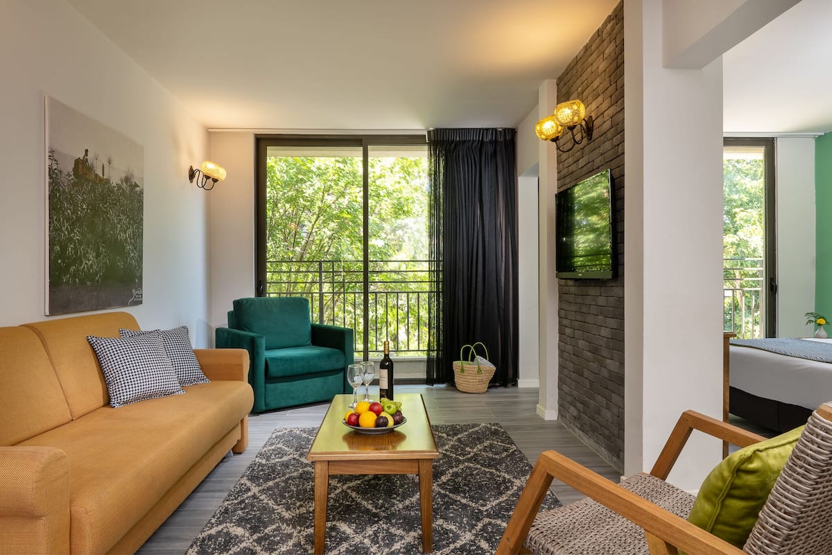 Family Studio | In-room safe, iron/ironing board (on request), WiFi (free), bed sheets