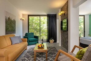 Estudio familiar | Caja de seguridad en la habitación y tabla de planchar con plancha 