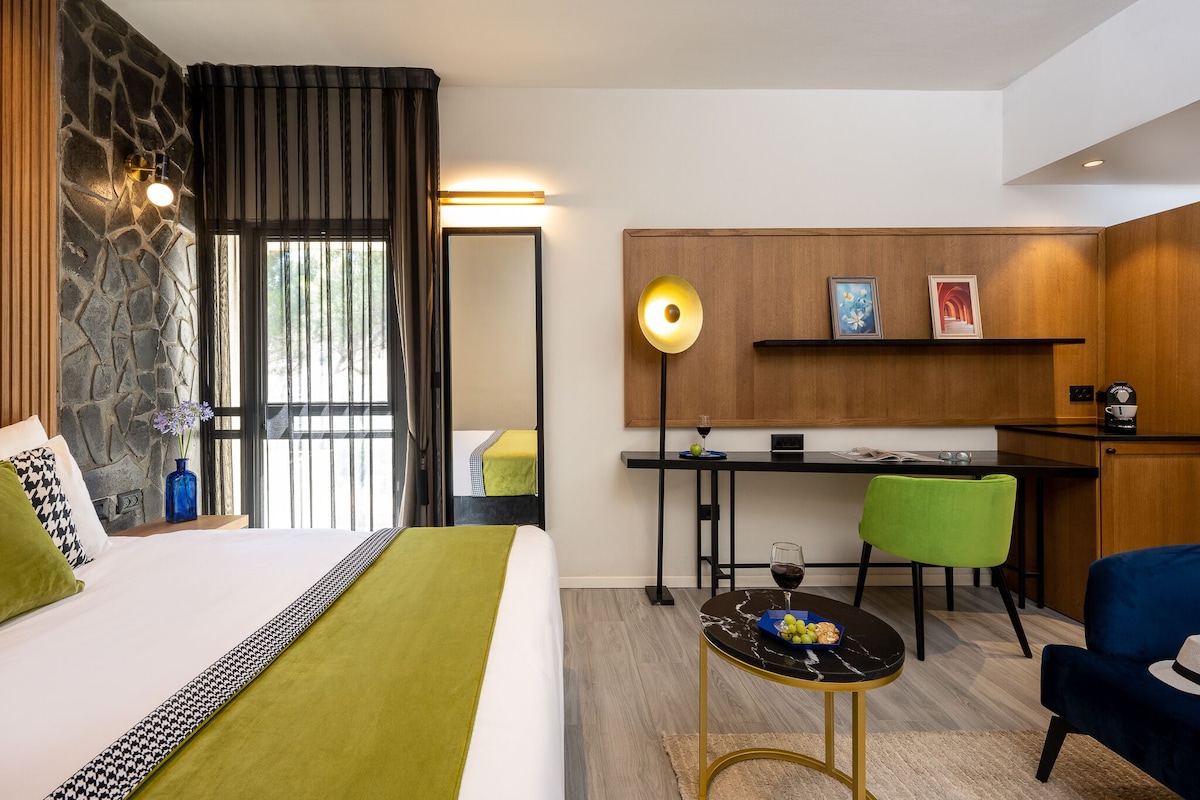 Basalt | In-room safe, iron/ironing board (on request), free WiFi, bed sheets
