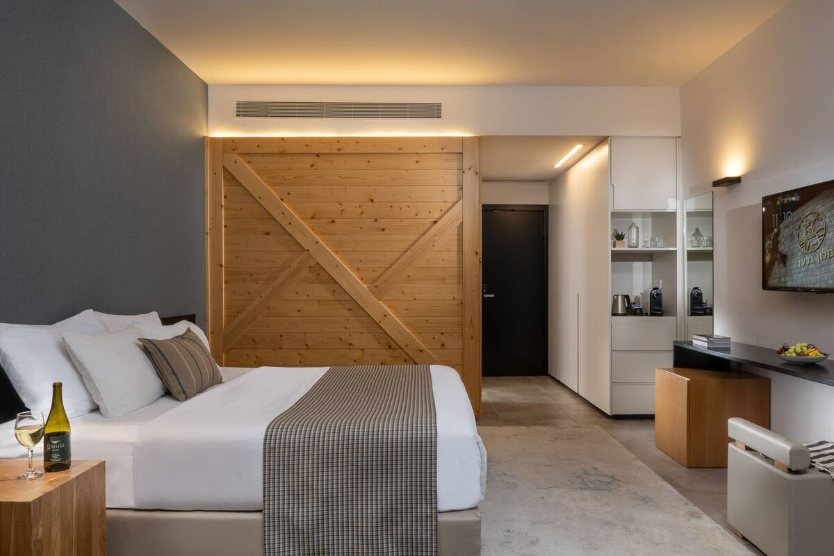 Premium Quadruple Room | In-room safe, iron/ironing board (on request), WiFi (free), bed sheets