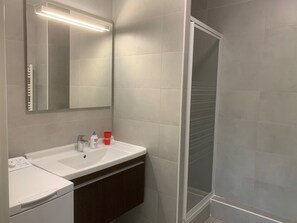 Een douche, een haardroger, handdoeken, zeep