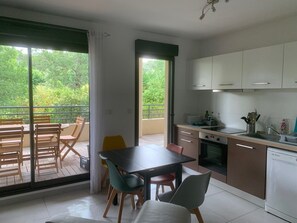 Een koelkast, een microgolfoven, een oven, een kookplaat