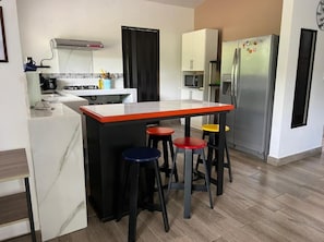 Refrigerador, microondas, parrilla de estufa y cafetera y tetera