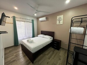 2 habitaciones, caja de seguridad en la habitación y escritorio